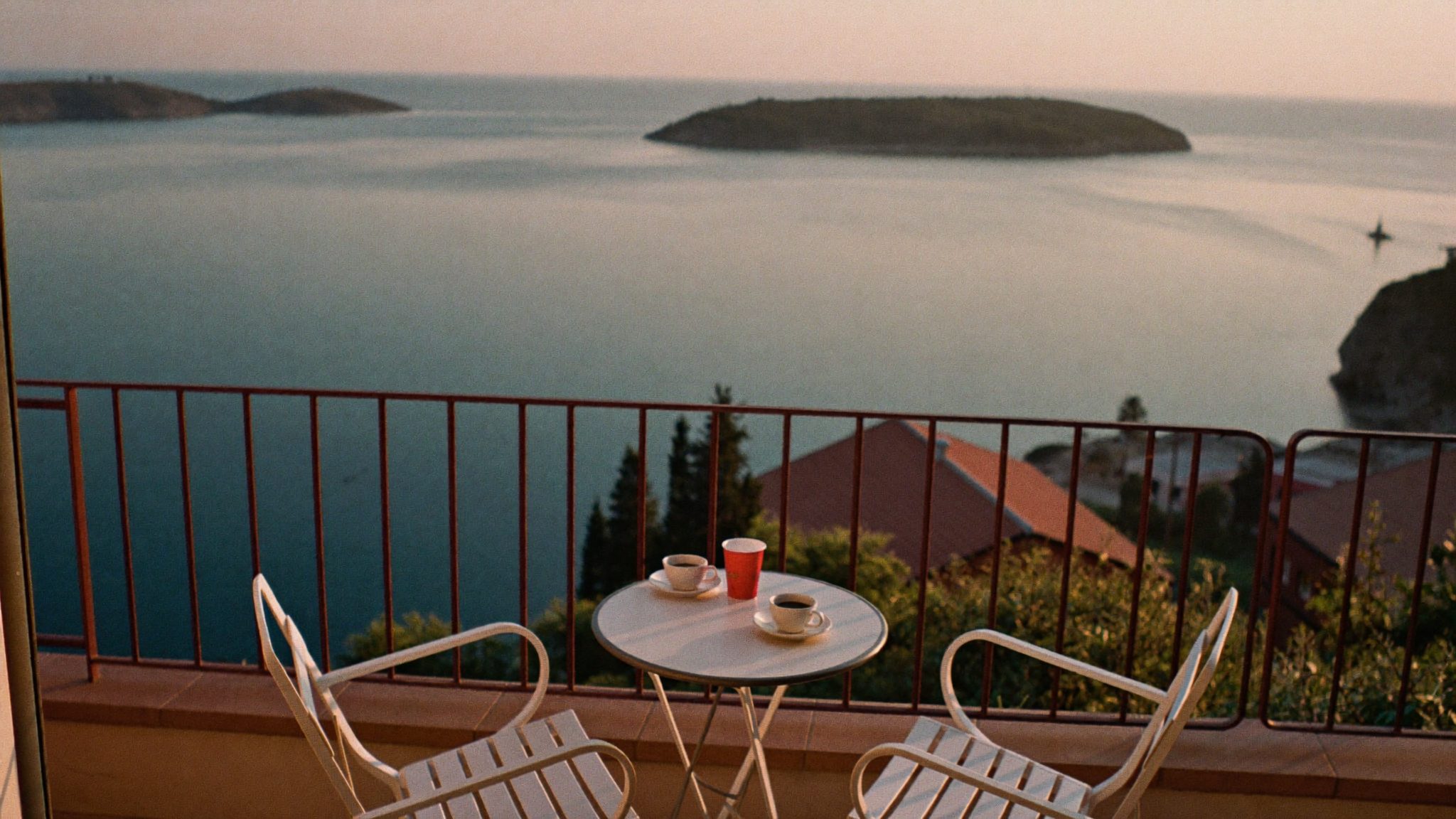 Terrasse côtière de style amalfitain avec vue sur la mer