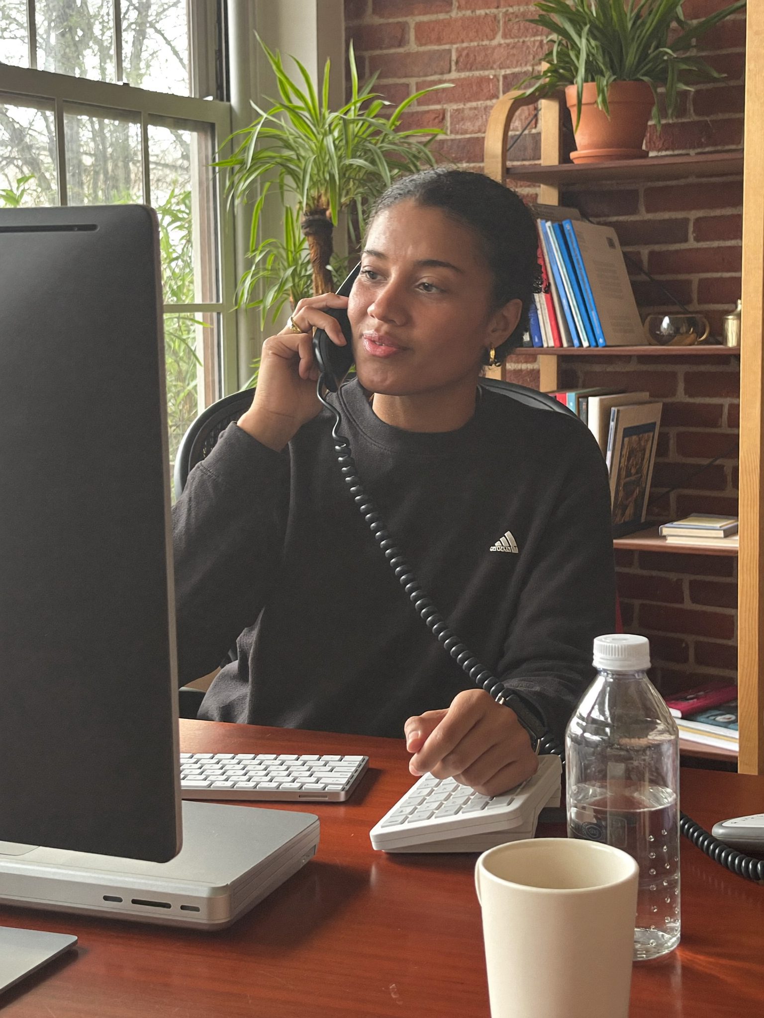 Conseiller en voyage au téléphone dans un bureau chaleureux