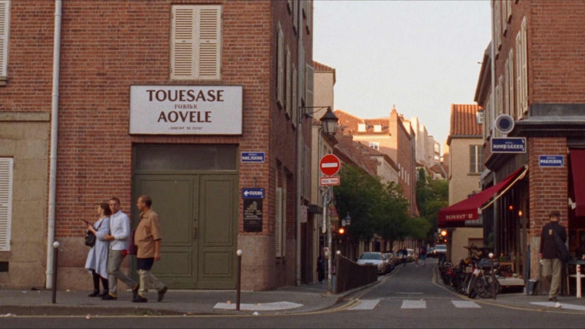 Façade de brique rouge Rue du Taur à Toulouse, au crépuscule, près de l'agence Velvora Lab