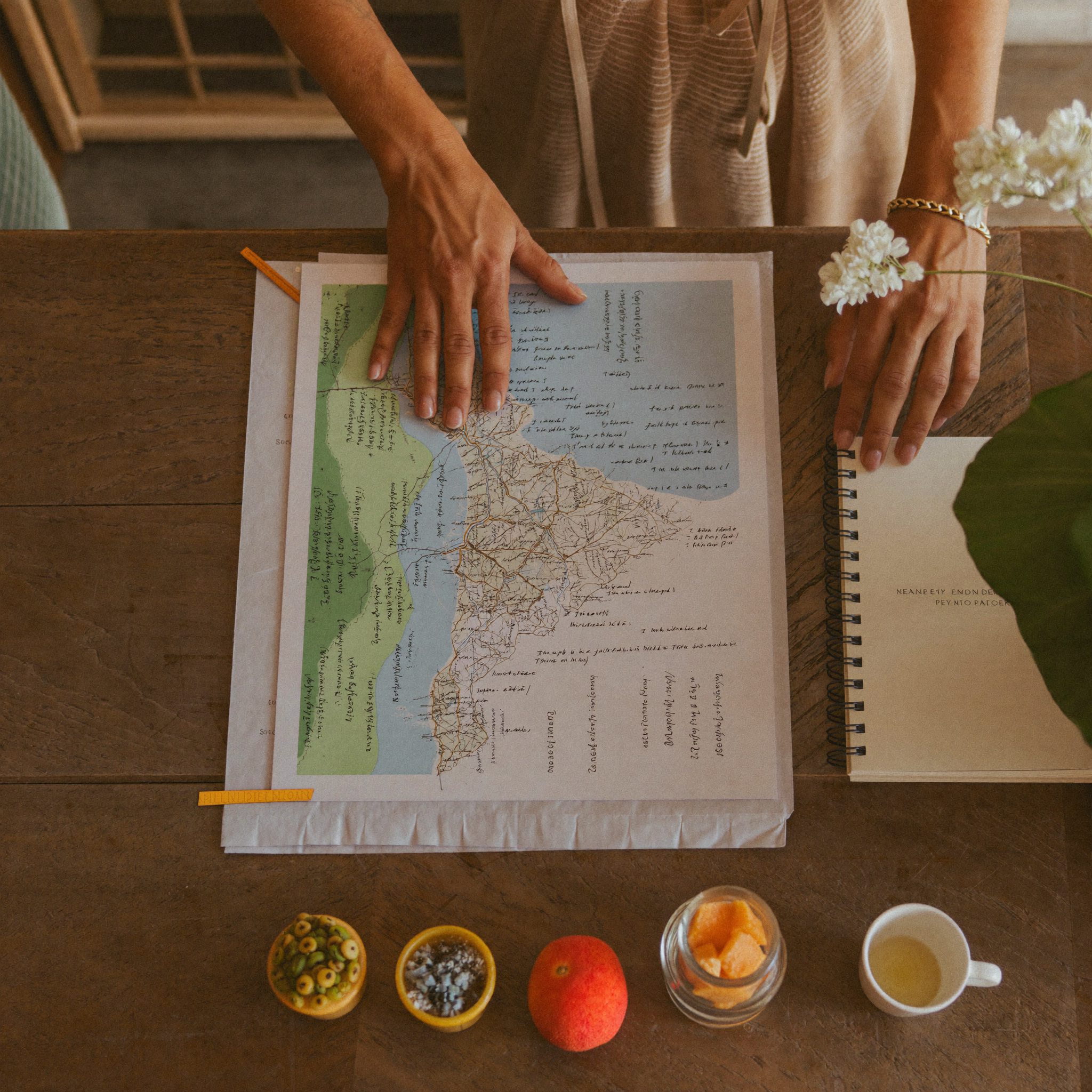 Conseillère de voyage préparant un itinéraire à son bureau